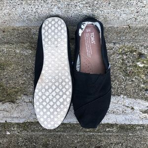 Black Canvas Classic Toms Slip Ons Women’s sz 6